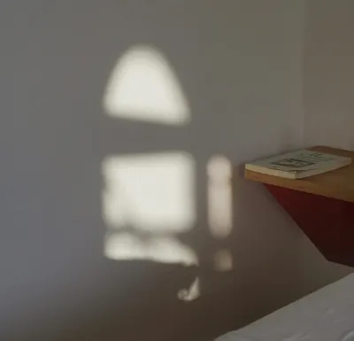 El despertador en la mesa de noche