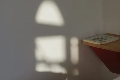 El despertador en la mesa de noche