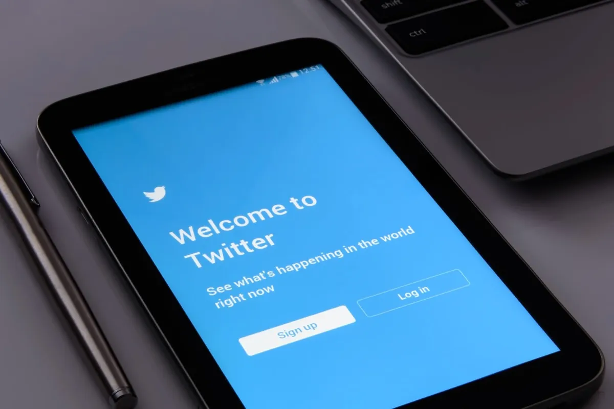 A tablet computer showing the Twitter app’s first-run screen welcoming new users to Twitter.