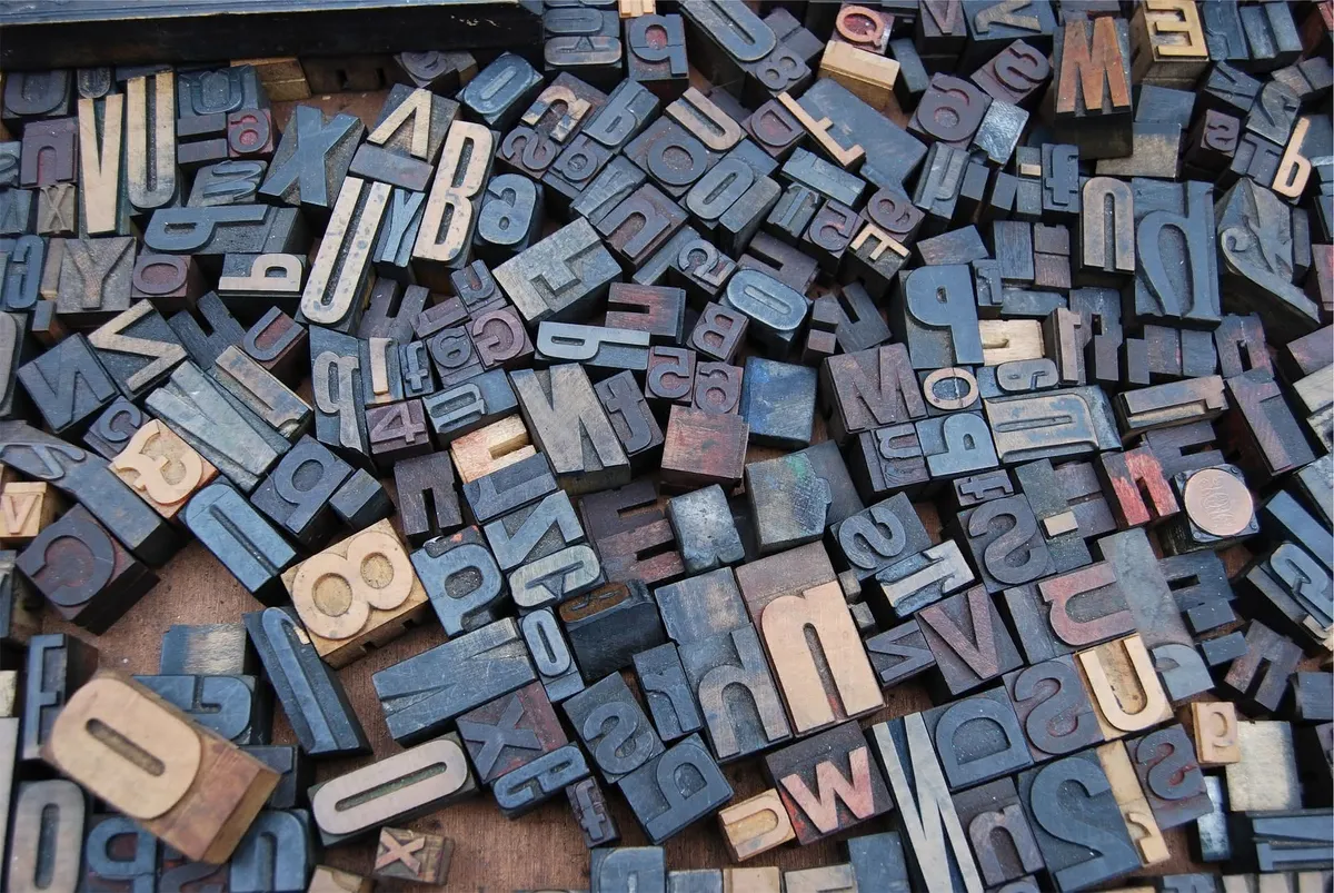 A set of typesetting letters.