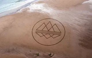 Minimal Marks and the Power of Symbols in Visual Communication