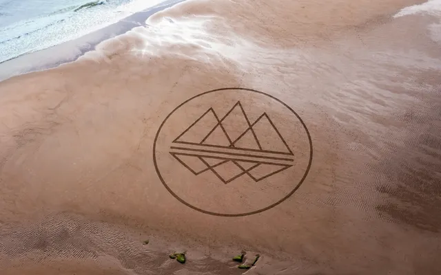 Minimal Marks and the Power of Symbols in Visual Communication