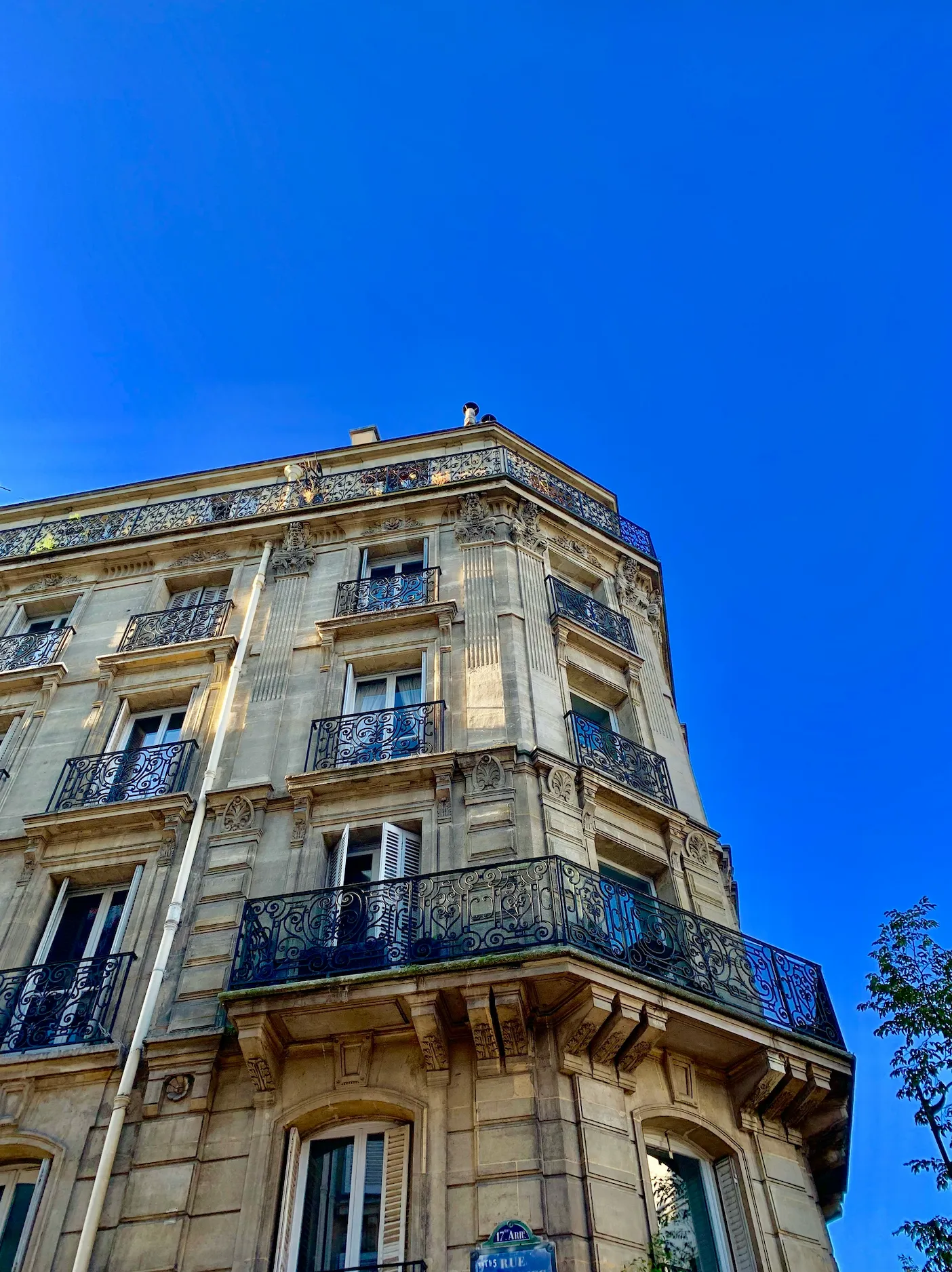 Agence immobilière à Neuilly-sur-Seine : agence locale ou grand réseau, que choisir ?