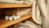 Gros plan sur des boules de naphtaline blanches brillantes sur des étagères en bois 