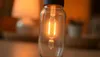 Gros plan d'un fusible électrique lumineux à l'intérieur d'un boîtier en verre transparent