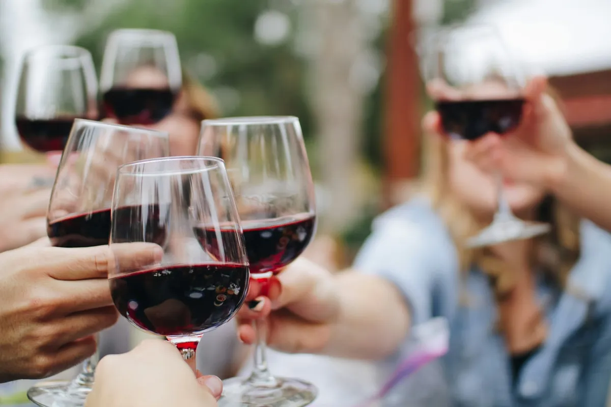 Les meilleures astuces pour éliminer les tâches d'alcool sur vos vêtements