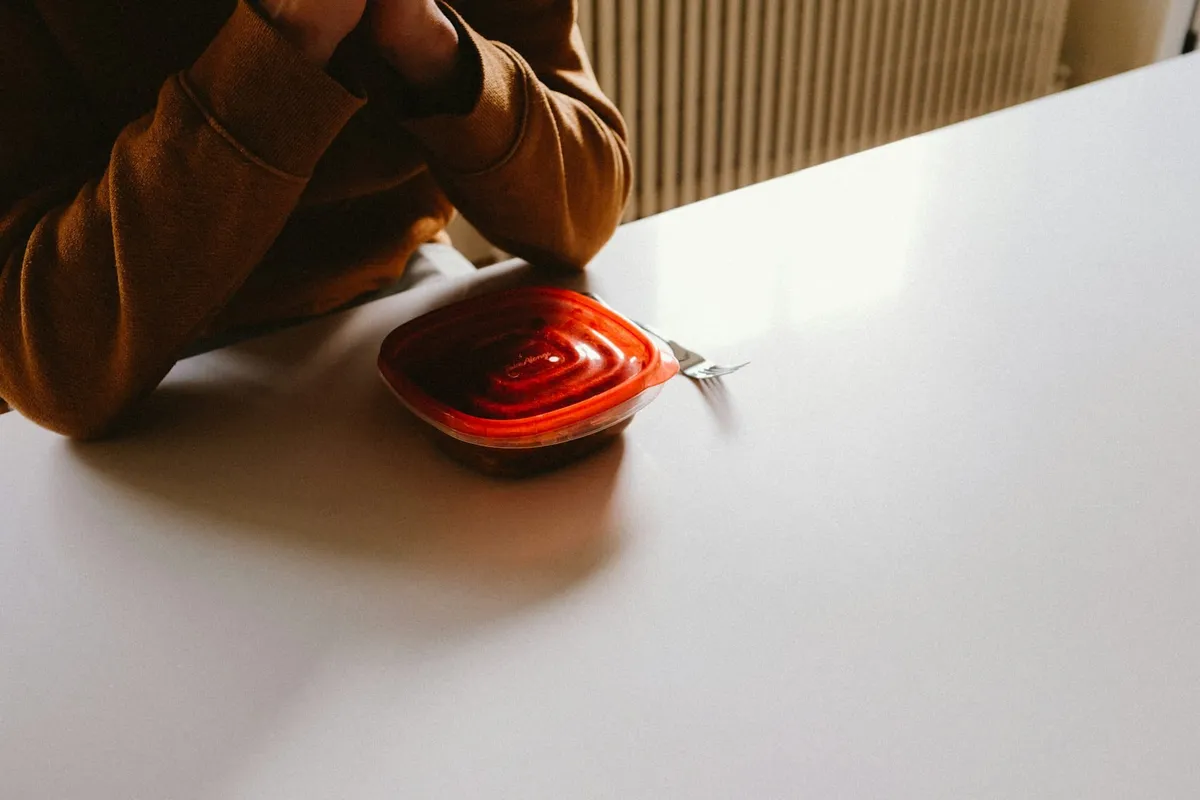 Comment enlever une tache de sauce tomate dans une boîte plastique en 5 étapes faciles
