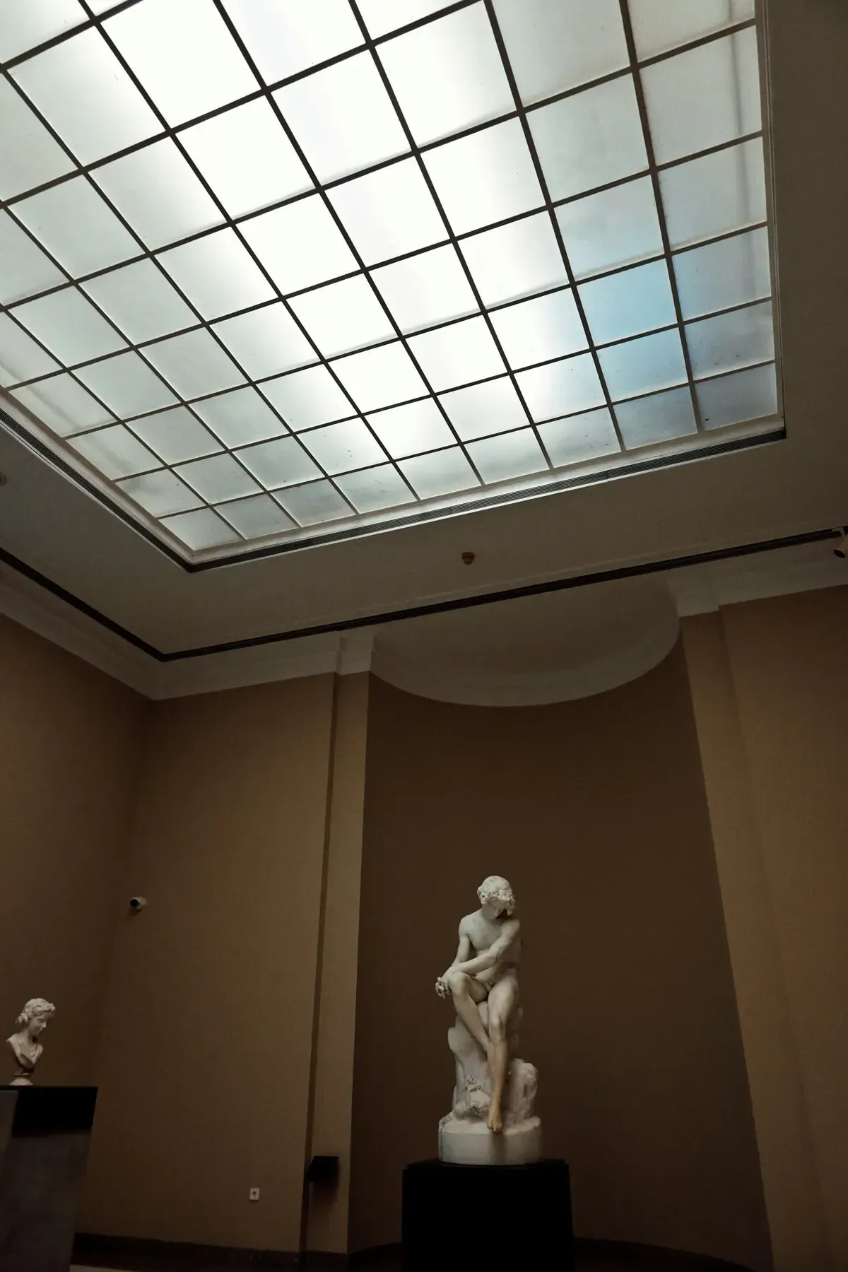 Comment aménager une salle à manger sans fenêtre ? Nos solutions pour gagner en luminosité Image de l’article