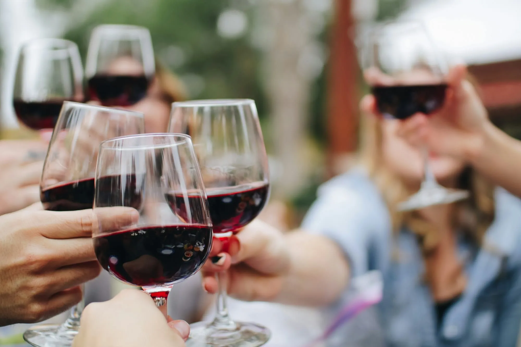 Les meilleures astuces pour éliminer les tâches d'alcool sur vos vêtements Image de l’article
