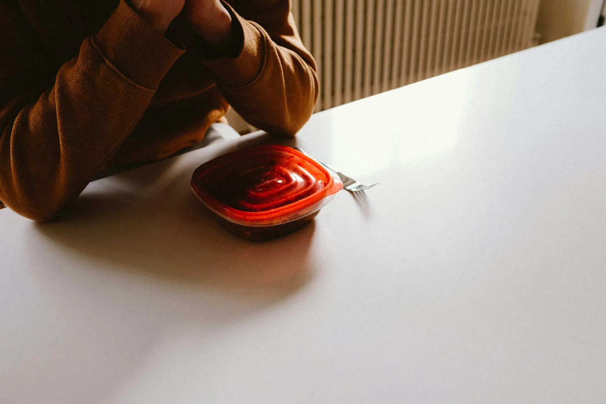 Comment enlever une tache de sauce tomate dans une boîte plastique en 5 étapes faciles Image de l’article