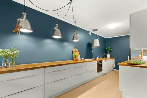 Comment aménager une cuisine sans fenêtre ? Nos solutions pour gagner en luminosité