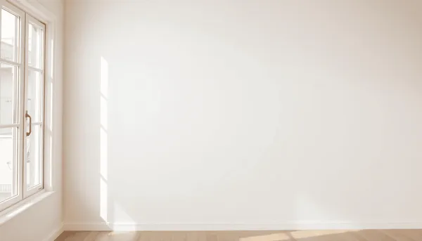 Mur intérieur lumineux et fraîchement peint et une lumière naturelle 