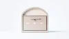 Une boîte aux lettres moderne et élégante sur un fond lumineux avec des icônes de courrier 