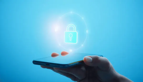Gros plan d'une icône de verrouillage lumineuse au-dessus d'un smartphone 