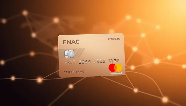 Une carte de crédit moderne et élégante avec les couleurs de FNAC et MasterCard sur un fond épuré