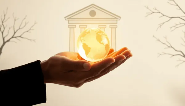 Mains passant un orbe lumineux symbolisant la richesse, avec une silhouette de banque et des branches