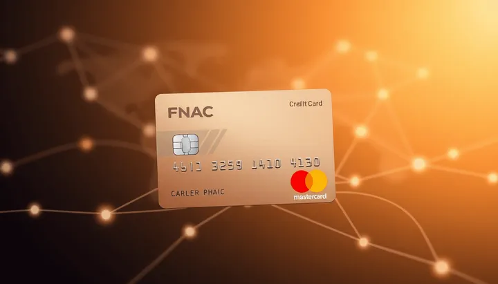 Une carte de crédit moderne et élégante avec les couleurs de FNAC et MasterCard sur un fond épuré