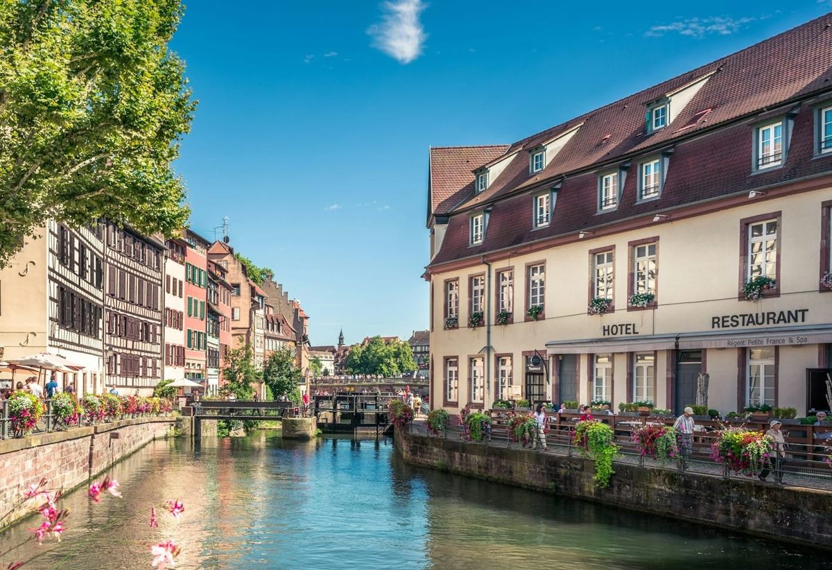 Ville de Strasbourg avec pont et rivière située dans l'Est de la France