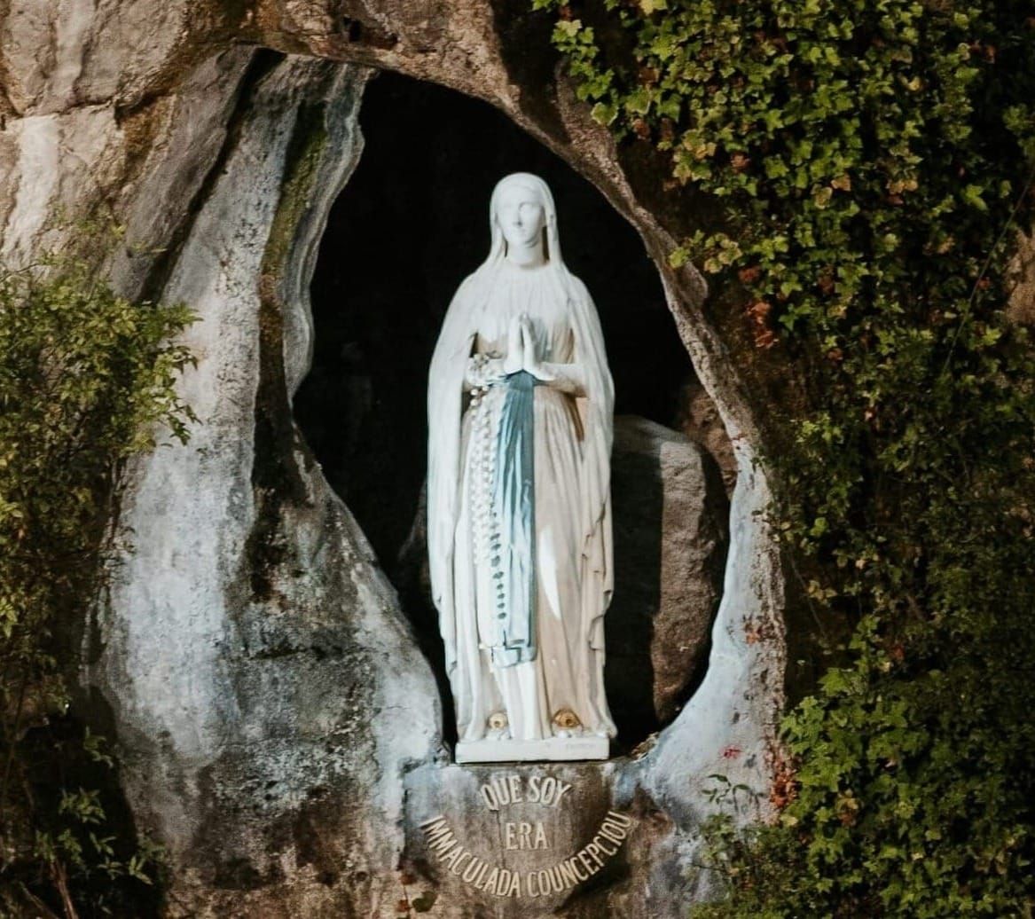 Grotte  à Lourdes, ville de Lourdes dans les Hautes-Pyrénées 