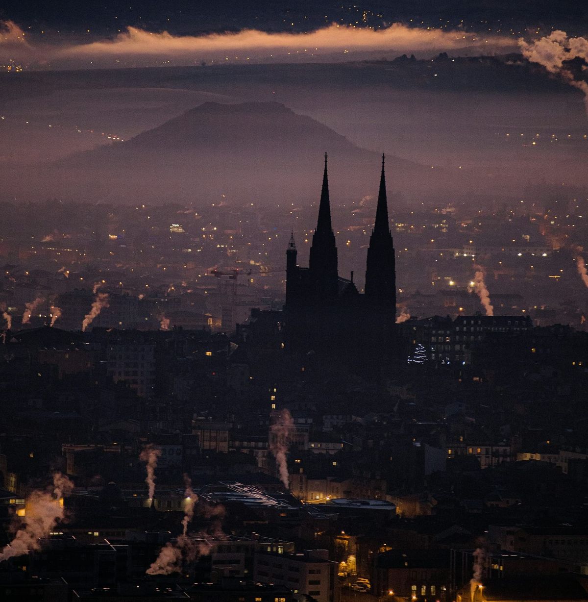  Clermont-Ferrand de nuit, ville d'Auvergne 