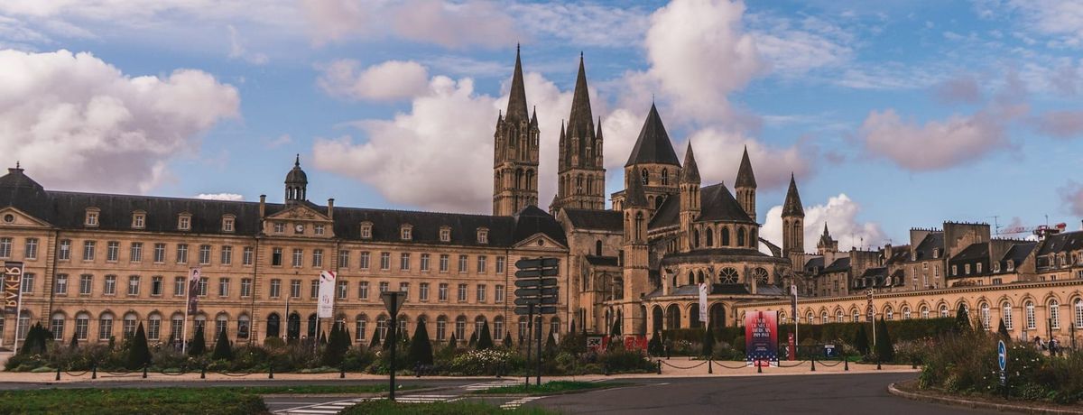 Caen surnommée la ville aux cent clochers dans le Calvados