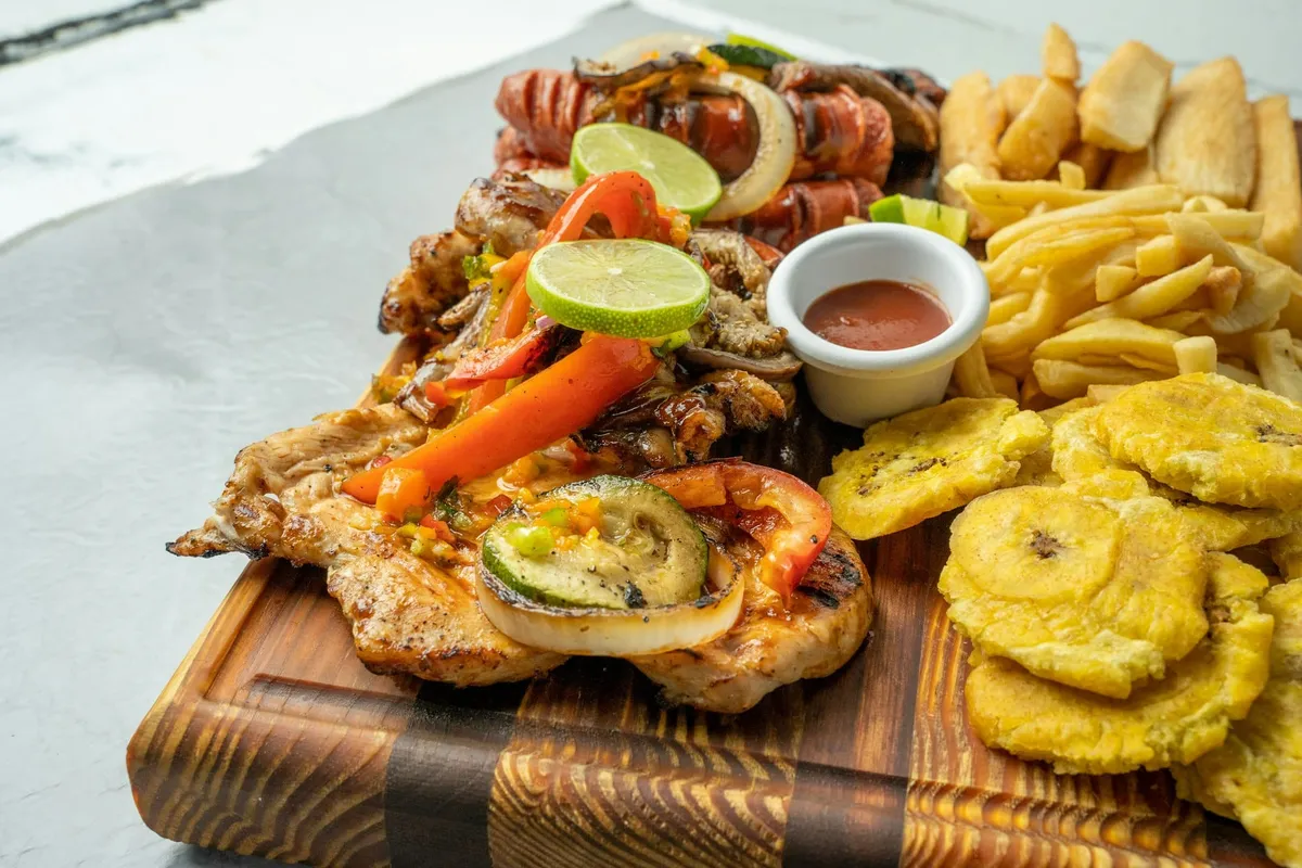 Que manger en Afrique du Sud ? 10 spécialités à goûter (braai, biltong, bobotie…)