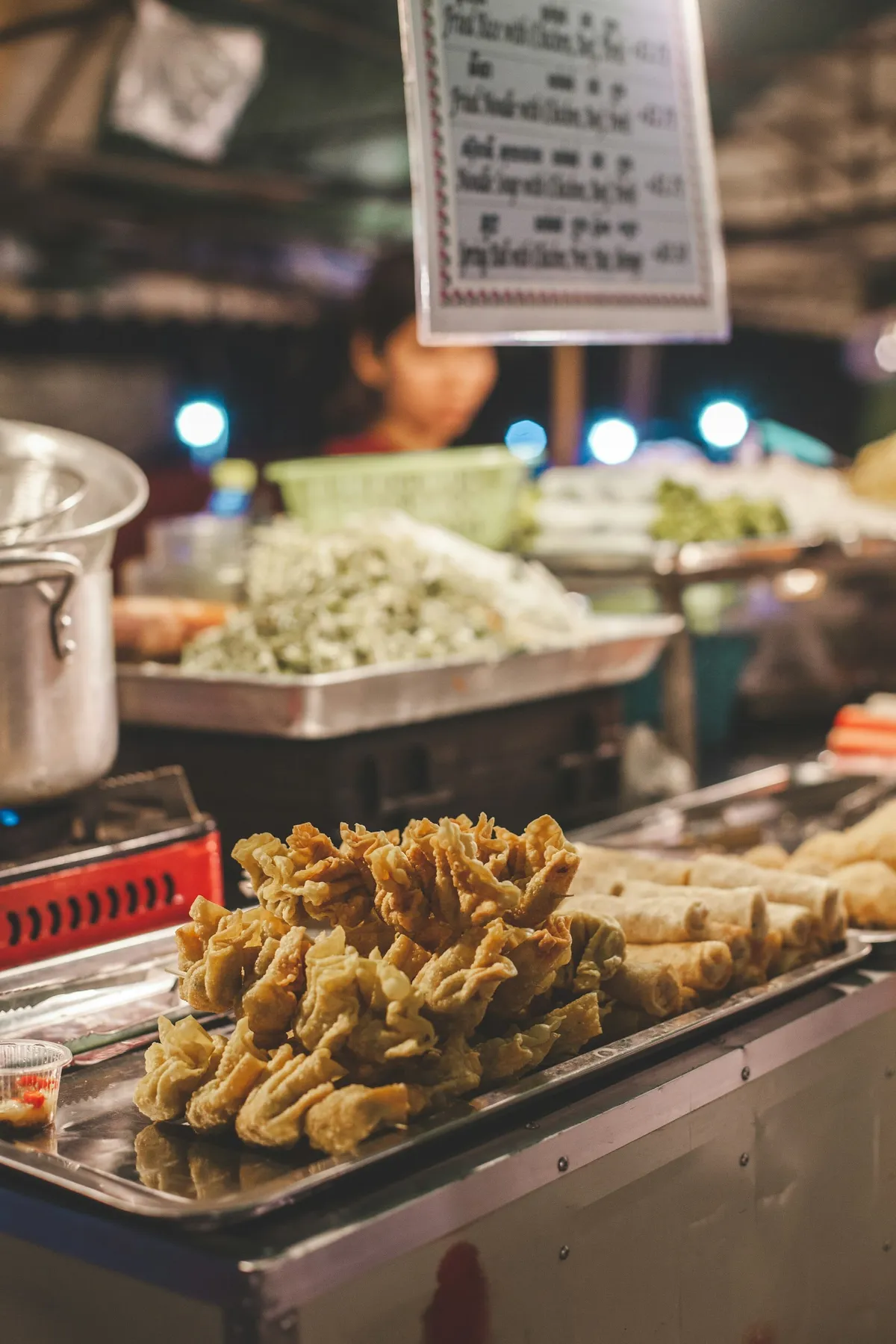 Que manger au Cambodge ? 10 spécialités à goûter (amok, lok lak, street food…)