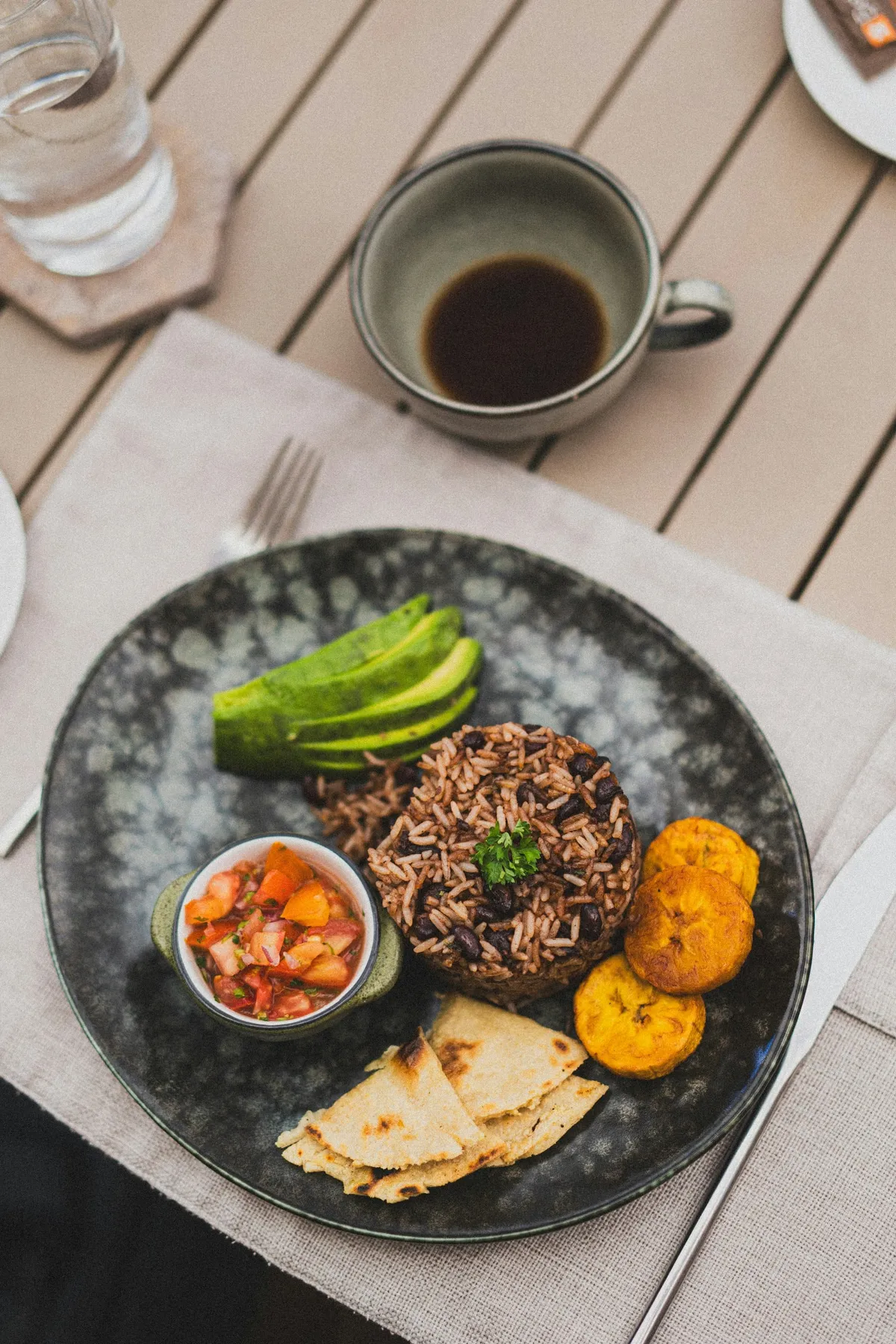 Que manger au Costa Rica ? 10 spécialités à goûter (gallo pinto, casado, fruits tropicaux…)