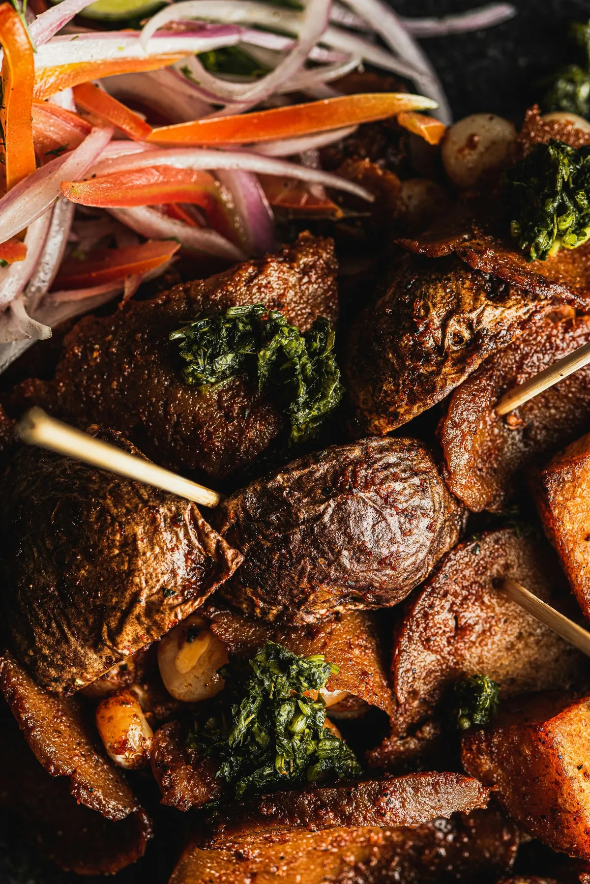 Que manger en Bolivie ? 10 spécialités à goûter (salteñas, anticuchos, sopa de maní…)