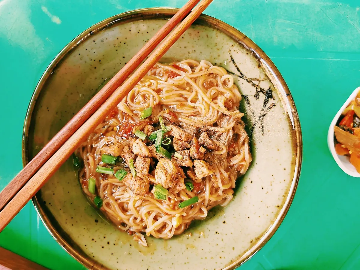 Que manger au Myanmar ? 10 spécialités à goûter (currys, nouilles, salades…)