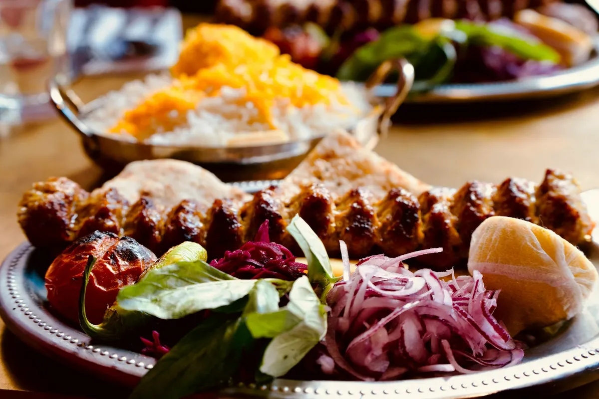 Que manger à Oman ? 10 spécialités à goûter (shuwa, halwa, karak…)