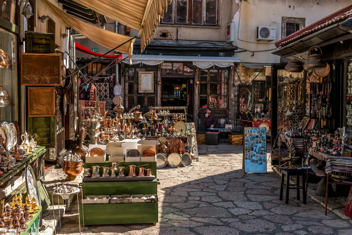 Que rapporter de Bosnie-Herzégovine ? 10 souvenirs (cuivre, café, artisanat) + infos douane