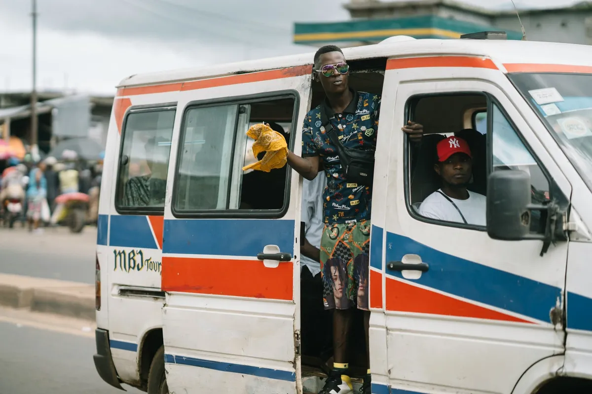 Se déplacer en Guinée : taxis, motos, bus, routes… guide pratique