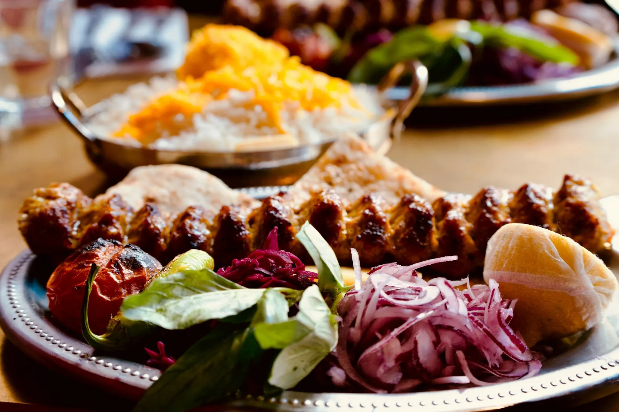 Que manger à Oman ? 10 spécialités à goûter (shuwa, halwa, karak…) Image de l’article