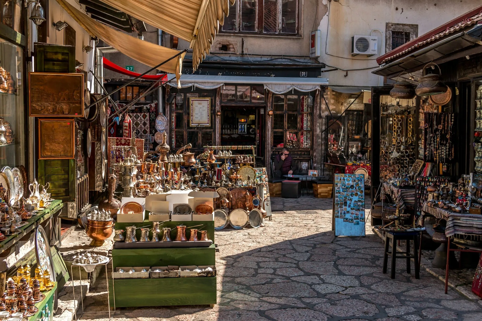 Que rapporter de Bosnie-Herzégovine ? 10 souvenirs (cuivre, café, artisanat) + infos douane Image de l’article