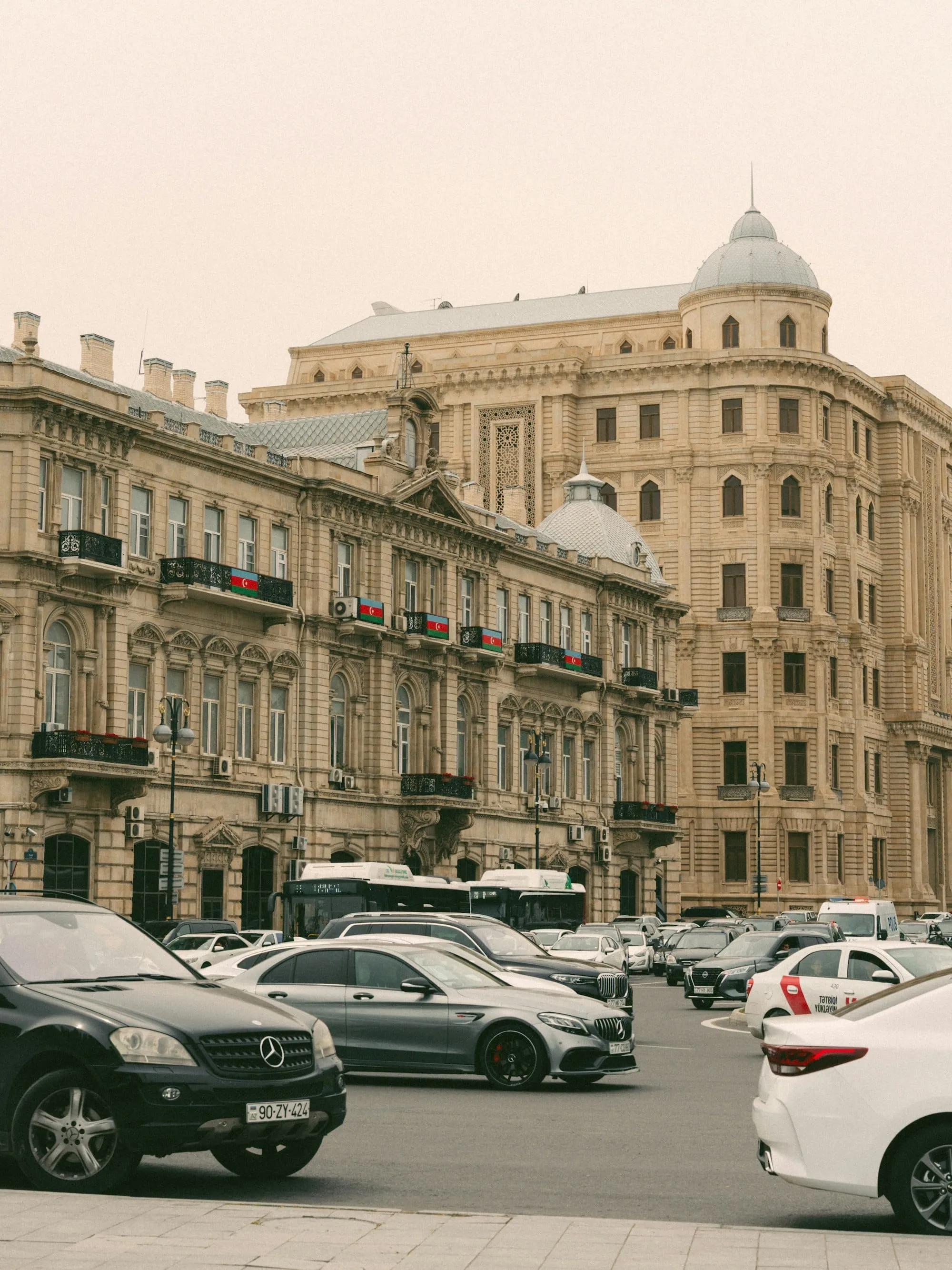 Se déplacer en Azerbaïdjan : métro à Bakou, bus, taxis, applis… guide pratique Image de l’article