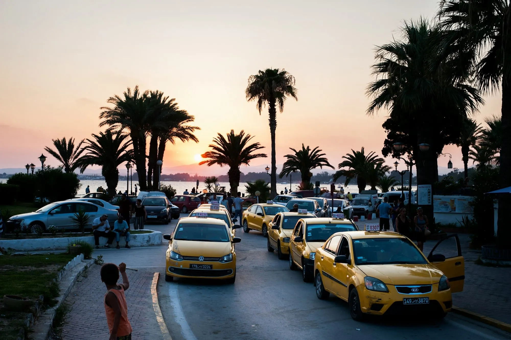 Se déplacer à Hammamet : taxis, louage, bus — comment bouger facilement + tarifs Image de l’article