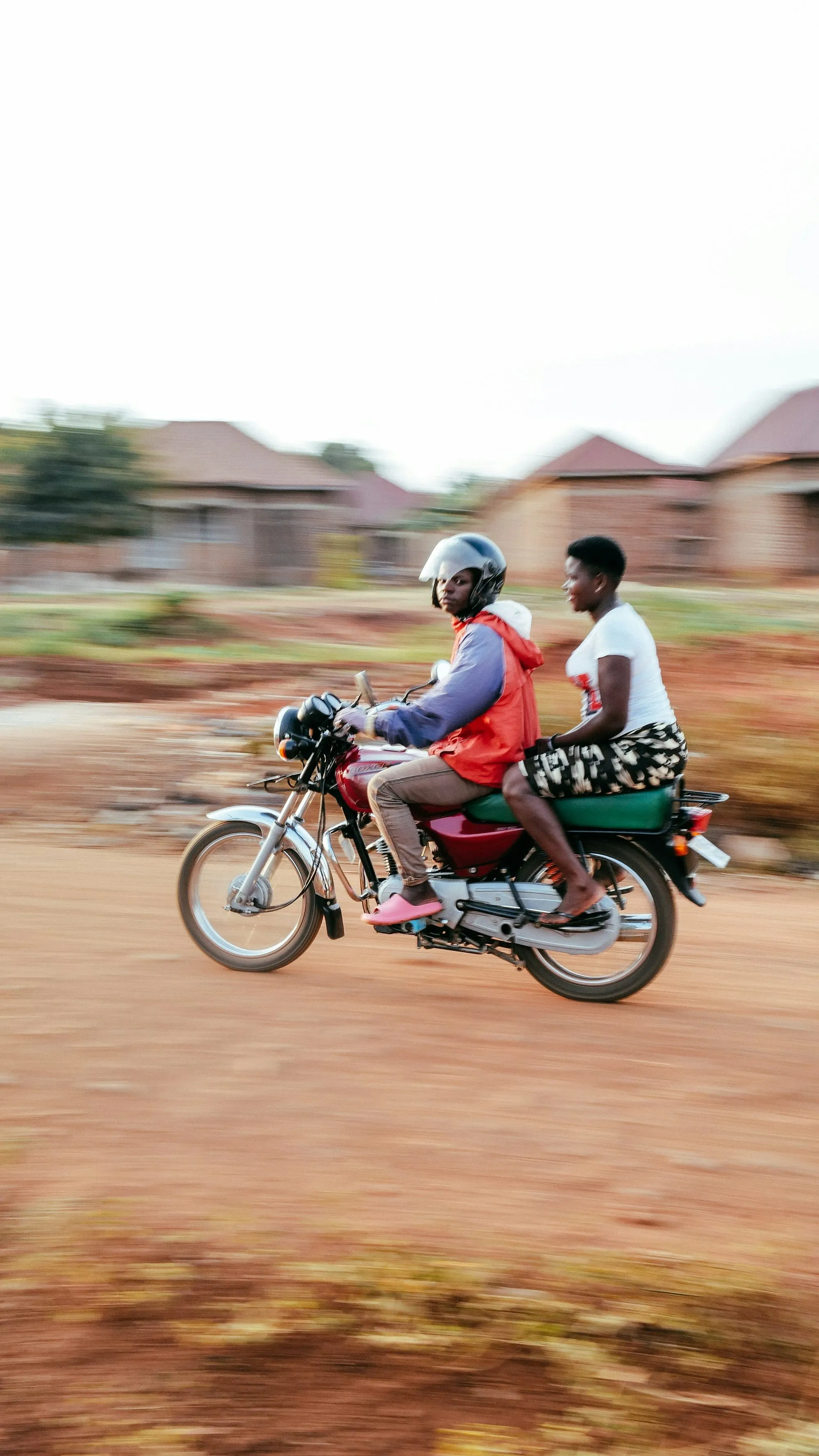 Se déplacer en Sierra Leone : taxis, motos, bateaux, routes… guide pratique Image de l’article