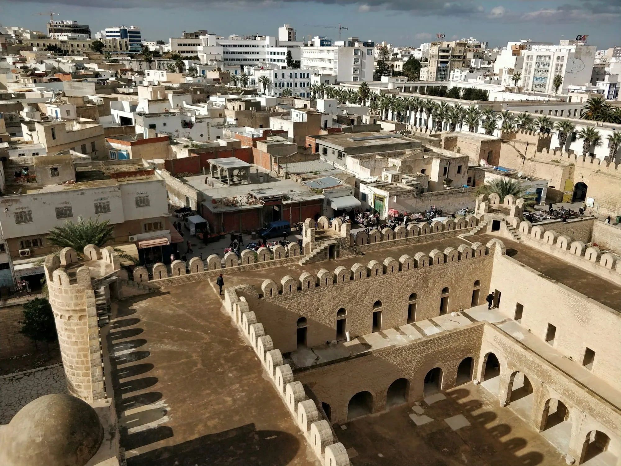 Se déplacer à Sousse : taxis, bus, louage, train — prix, trajets, conseils Image de l’article