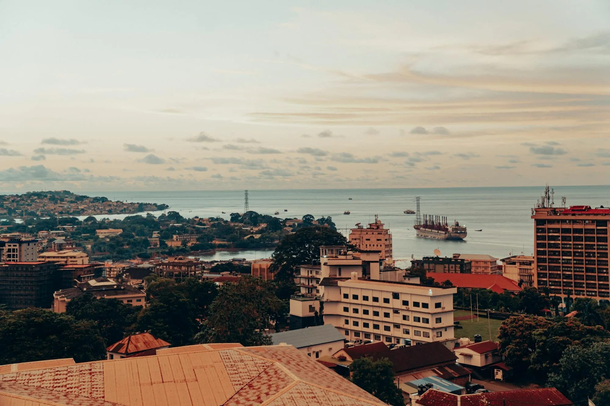 Où dormir en Sierra Leone : meilleurs quartiers (Freetown) + options en bord de mer
