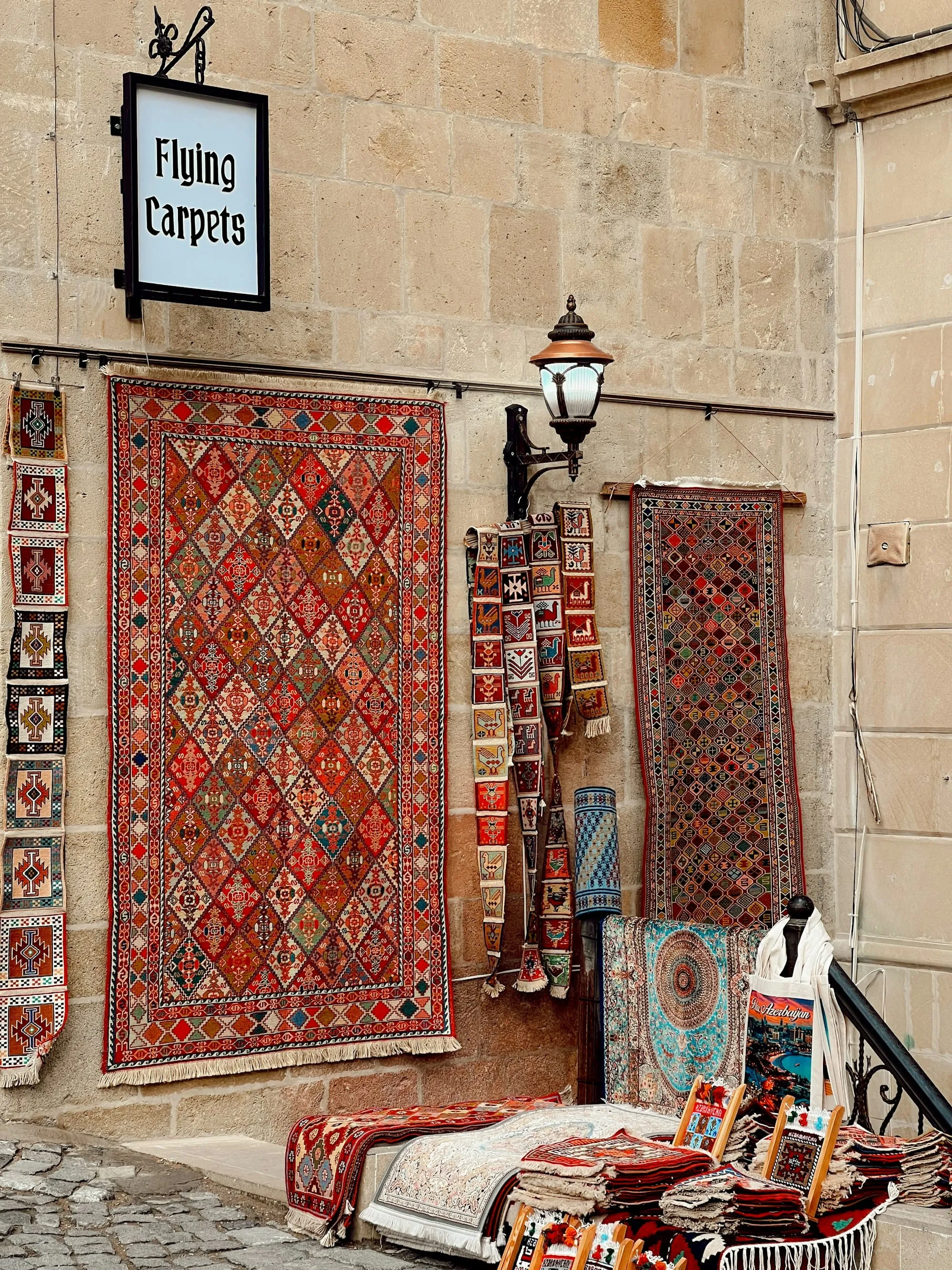 Que rapporter d’Azerbaïdjan ? 10 souvenirs (tapis, thé, artisanat) + infos douane