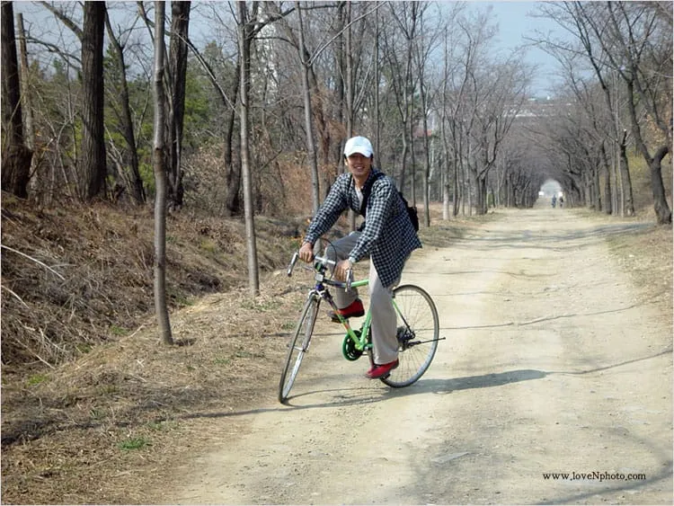 러브로드에서 빨간 운동화 신다..