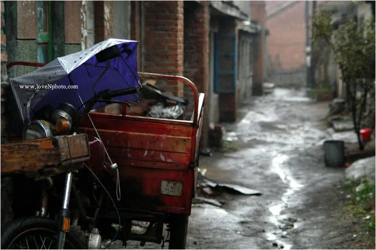 골목과 오토바이