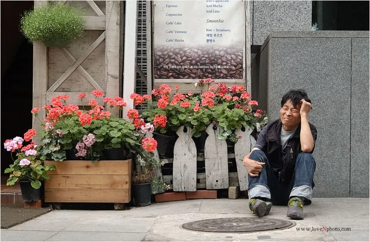 꽃 밭 뒤에 그냥 앉아 있다.