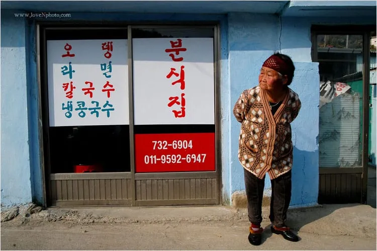 시골 분식집 앞
