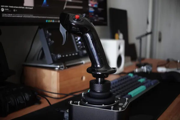 The first honest strategy view of the consumer flight sim hardware market — sized at US$150-500M, mapped across six strategic groups, and built on twelve hands-on reviews. Value is moving from boxes to systems; here's who wins.