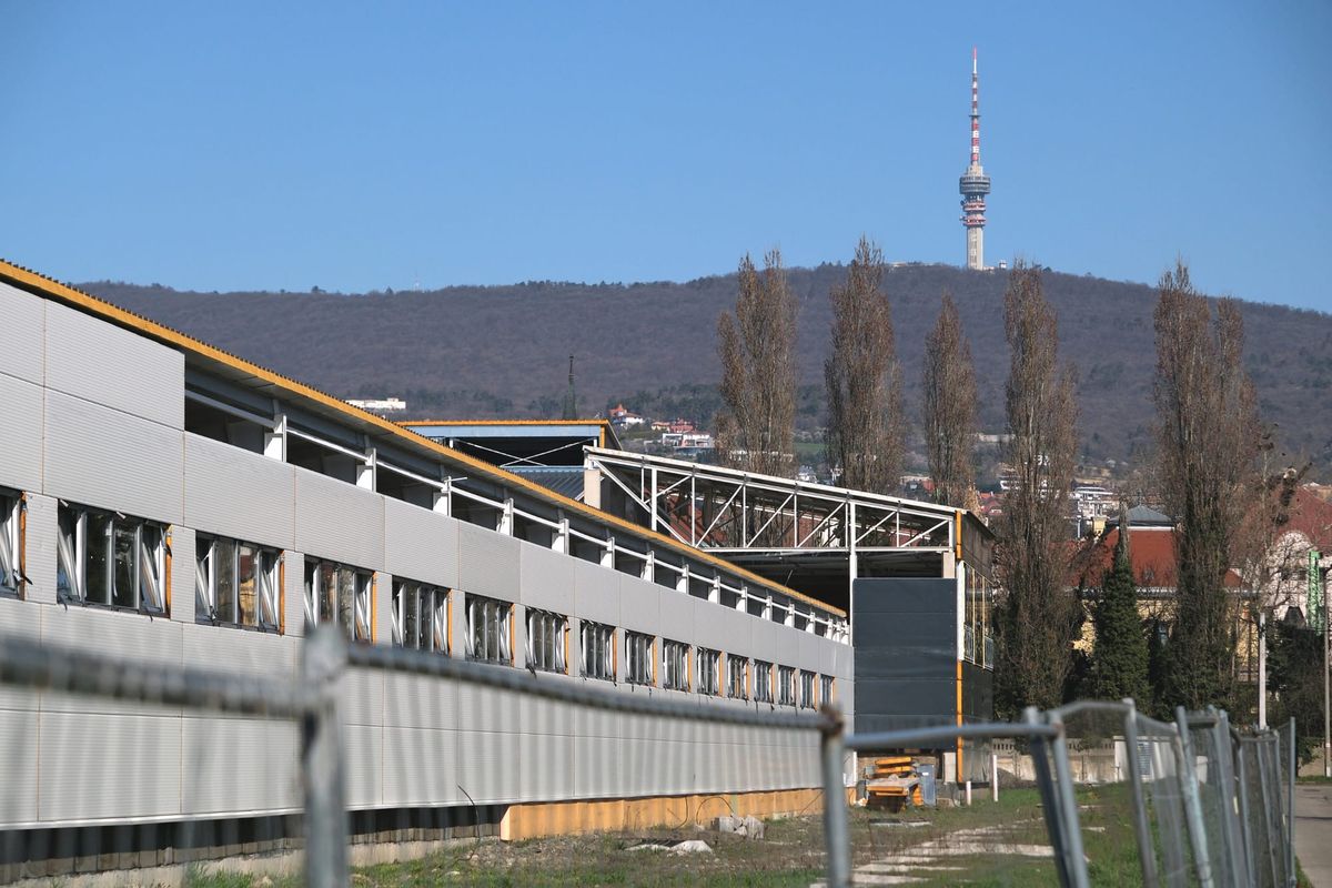 A hotel elkészült, de a sportközpont és a tudományos park éveket csúszik Pécsen a NER-kedvenc bedőlése miatt