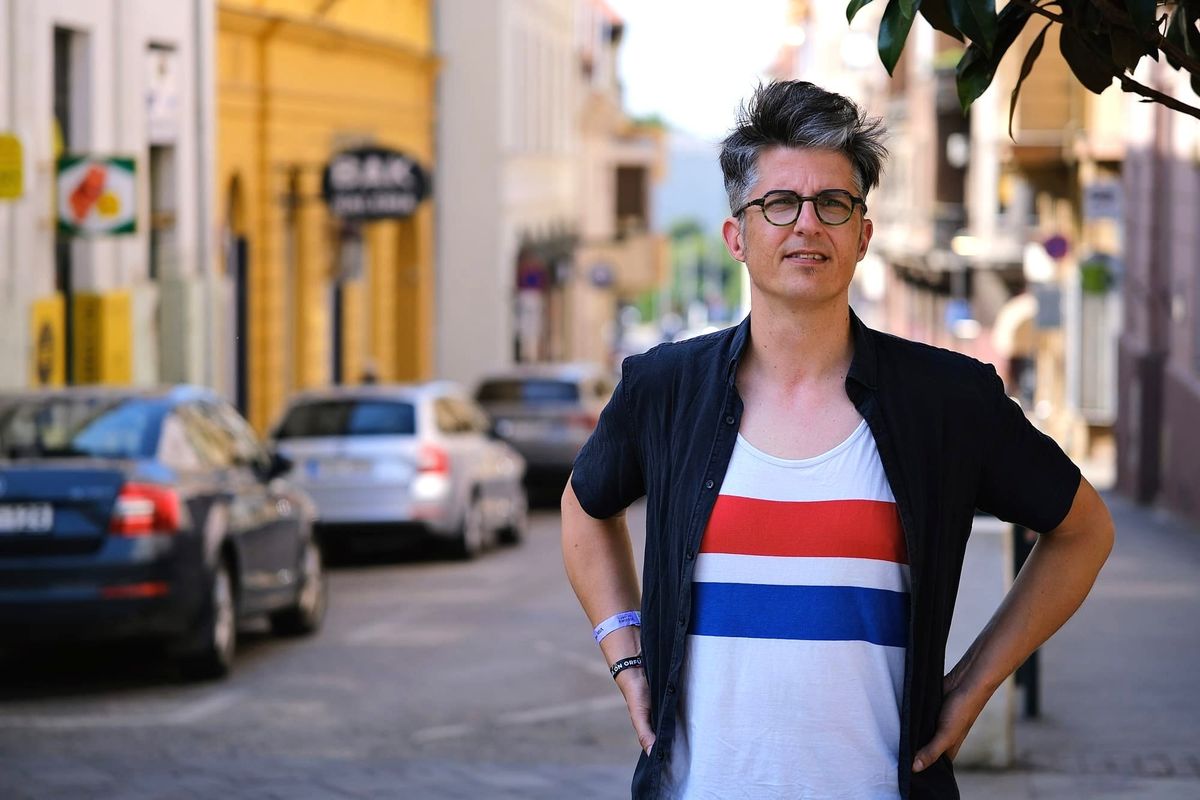 Francia írónak hitték a kedvenc pécsi kávézójában, aztán Jehan Paumero tényleg írt egy könyvet, de magyarul