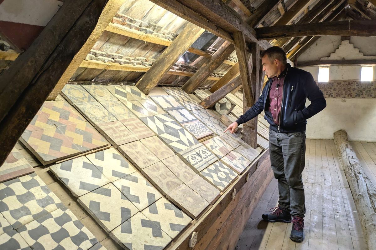 Antik cementlapokkal kereskedett, egyedülálló ipartörténeti gyűjteményt állított össze a legismertebb pécsi holland