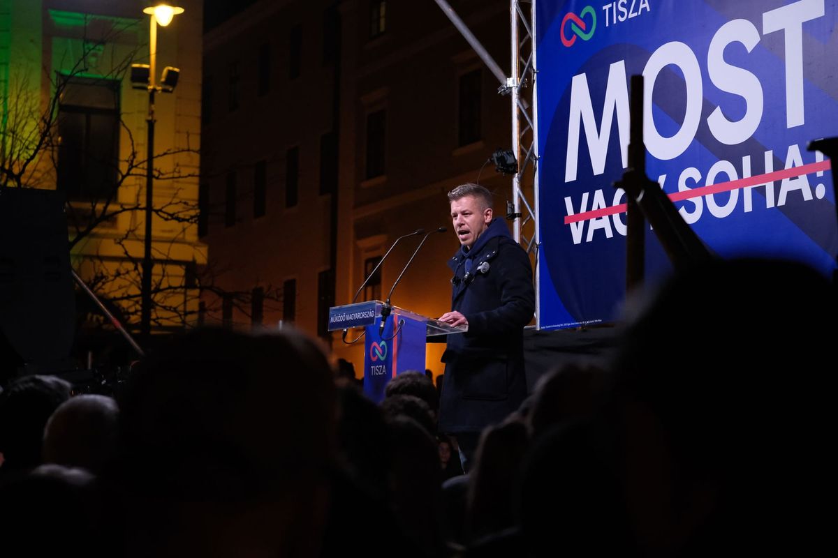 Magyar Péter hatalmas tömeg előtt hívta hajrába a szimpatizánsokat Pécsen